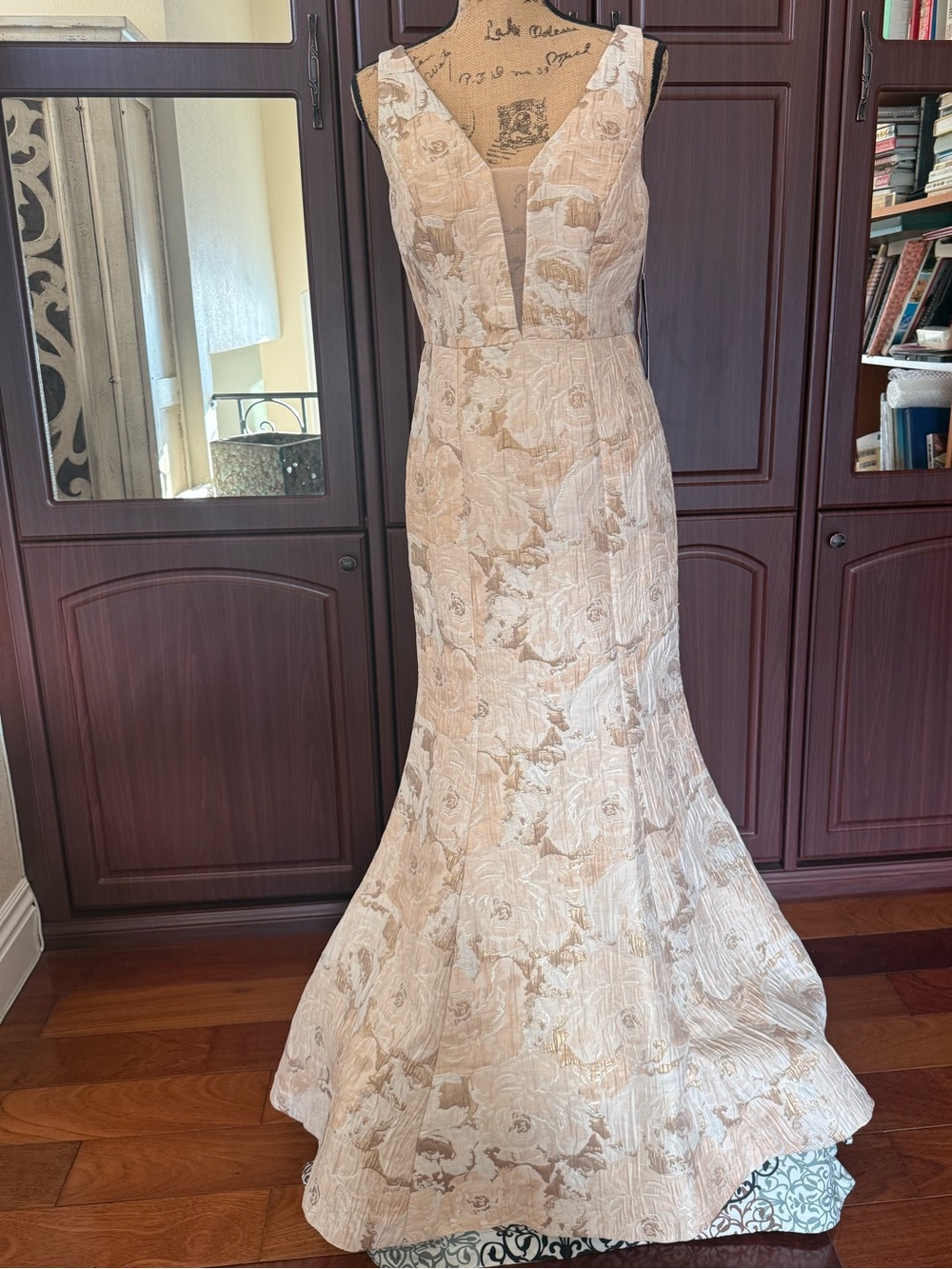 Elegant V-Neck Floral Lace Evening Gown in Champagne